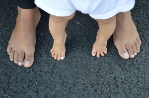 赤ちゃんと父親の足
